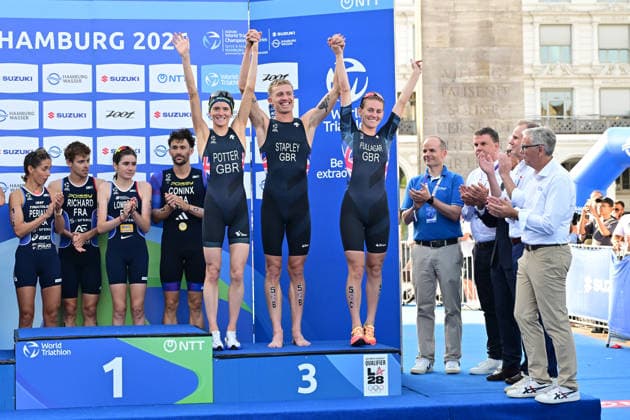 12.07.2026, GER, Triathlon, Hamburg Wasser World Triathlon, Elite Mixed Relay,Hamburg Siegerehrung die Drittplatzierten Beth Potter (GBR), Max Stapley (GBR) und Jess Fullagar (GBR) jubeln *** July 12, 2026, GER, Triathlon, Hamburg Wasser World Triathlon, Elite Mixed Relay, Hamburg: The third-place finishers—Beth Potter (GBR), Max Stapley (GBR), and Jess Fullagar (GBR)—celebrate at the awards ceremony nordphotoxGmbH xWitke nph00002