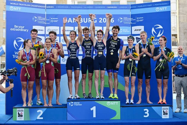 12.07.2026, GER, Triathlon, Hamburg Wasser World Triathlon, Elite Mixed Relay,Hamburg Siegerehrung Zweitplatzierte Marta Kropko (HUN), Mark Devay (HUN) Fanni Szalai (HUN) und CSongur Lehmann (HUN) Siegerteam Leonie Periault (FRA), Tom Richard (FRA), Emma Lombardi (FRA) und Dorian Coninx (FRA) Drittplatzierte Beth Potter (GBR), Max Stapley (GBR) und Jess Fullagar (GBR) Die Sieger jubeln *** July 12, 2026, GER, Triathlon, Hamburg Wasser World Triathlon, Elite Mixed Relay, Hamburg Award Ceremony: Second Place – Marta Kropko HUN, Mark Devay (HUN), Fanni Szalai (HUN), and CSongur Lehmann (HUN); winning team: Leonie Periault (FRA), Tom Richard (FRA), Emma Lombardi (FRA), and Dorian Coninx (FRA); third-place finishers: Beth Potter (GBR), Max Stapley (GBR), and Jess Fullagar (GBR); the winners celebrate nordphotoxGmbH xWitke nph00002