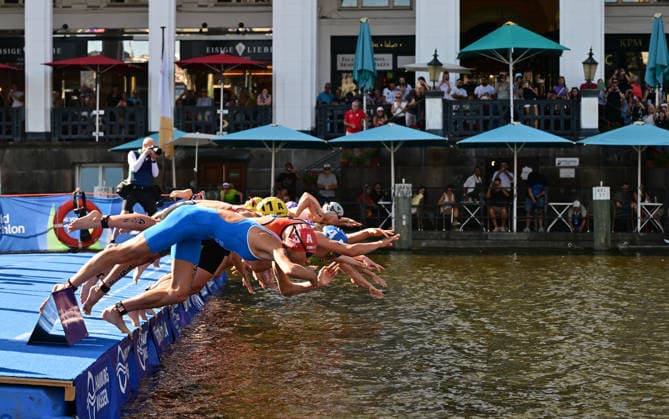12.07.2026, GER, Triathlon, Hamburg Wasser World Triathlon, Elite Mixed Relay,Hamburg das Feld der ersten Staffel beim Start in die Innenalster *** July 12, 2026, GER, Triathlon, Hamburg Wasser World Triathlon, Elite Mixed Relay, Hamburg: The field of the first relay team at the start in the Inner Alster nordphotoxGmbH xWitke nph00002