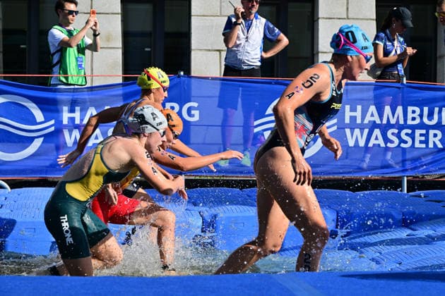 12.07.2026, GER, Triathlon, Hamburg Wasser World Triathlon, Elite Mixed Relay,Hamburg das Feld der ersten Staffel beim Ausstieg aus der Innenalster Lisa Tertsch (GER) beim Ausstieg *** July 12, 2026, GER, Triathlon, Hamburg Wasser World Triathlon, Elite Mixed Relay, Hamburg: The field of the first relay team as they exit the Inner Alster; Lisa Tertsch (GER) as she exits nordphotoxGmbH xWitke nph00002