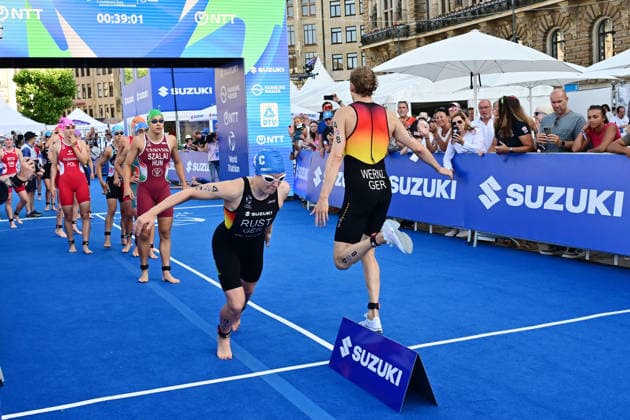 12.07.2026, GER, Triathlon, Hamburg Wasser World Triathlon, Elite Mixed Relay,Hamburg das Feld der zweiten Staffel beim Laufen auf dem Rathausmarkt Valentin Wernz (GER) übergibt die Staffel an Franka Rus (GER) *** July 12, 2026, GER, Triathlon, Hamburg Wasser World Triathlon, Elite Mixed Relay, Hamburg: During the second leg of the relay on the Rathausmarkt, Valentin Wernz (GER) hands off to Franka Rus (GER) nordphotoxGmbH xWitke nph00002