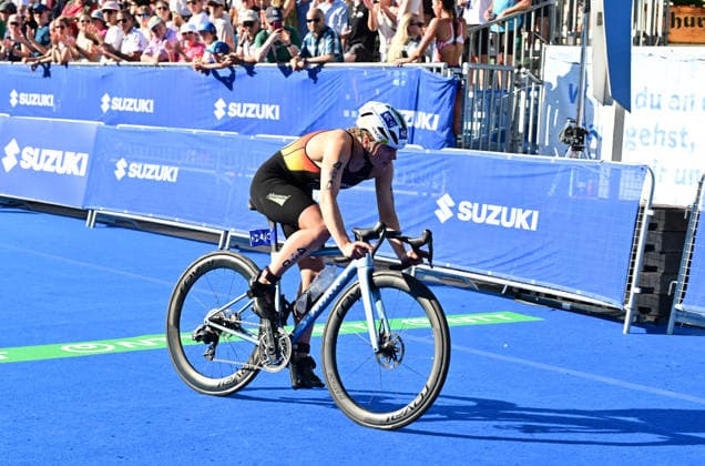 12.07.2026, GER, Triathlon, Hamburg Wasser World Triathlon, Elite Mixed Relay,Hamburg das Feld der dritten Staffel auf dem Fahrrad auf dem Rathausmarkt Franke Rust (GER) *** July 12, 2026, GER, Triathlon, Hamburg Wasser World Triathlon, Elite Mixed Relay, Hamburg: The third leg of the relay on the bike at Rathausmarkt—Franke Rust (GER) nordphotoxGmbH xWitke nph00002