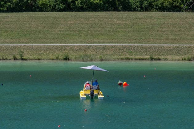 Ein kleines Boot mit den Offiziellen, die die Rennen ueberwachen GER, Drachenboot - Europameisterschaften Muenchen - Oberschleissheim, 12.07.2026 Foto: HMB Media Heike Feiner *** A small boat carrying the officials overseeing the races, GER, European Dragon Boat Championships, Munich-Oberschleissheim, July 12, 2026. Photo: HMB Media, Heike Feiner Copyright: HMBxMedia HeikexFeiner