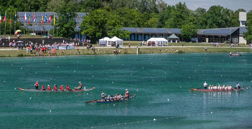 Die Boote mit den Nationalteams der Premier Woman machen sich fuer den Start des 2000 Meter - Rennens bereit GER, Drachenboot - Europameisterschaften Muenchen - Oberschleissheim, 12.07.2026 Foto: HMB Media Heike Feiner *** The boats carrying the Premier Woman national teams are getting ready for the start of the 2,000-meter race. GER, European Dragon Boat Championships, Munich-Oberschleissheim, July 12, 2026. Photo: HMB Media, Heike Feiner Copyright: HMBxMedia HeikexFeiner