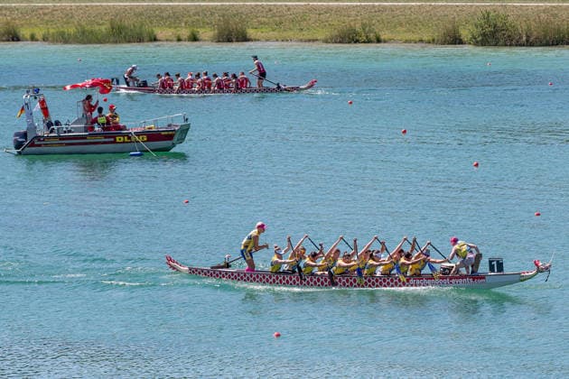 Das Boot der Ukraine fuehrt das 2000 Meter - Rennen in der Klasse Premier Woman an GER, Drachenboot - Europameisterschaften Muenchen - Oberschleissheim, 12.07.2026 Foto: HMB Media Heike Feiner *** The Ukrainian boat leads the 2,000-meter race in the Premier Woman class against GER at the European Dragon Boat Championships in Munich-Oberschleissheim, July 12, 2026. Photo: HMB Media, Heike Feiner Copyright: HMBxMedia HeikexFeiner