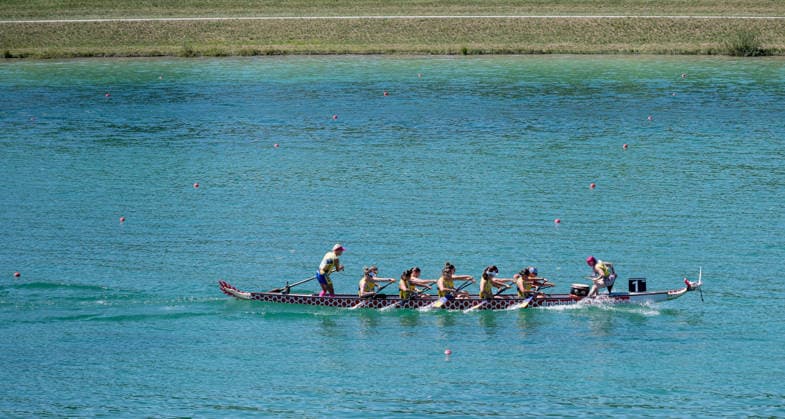 Das Boot der Ukraine fuehrt das 2000 Meter - Rennen in der Klasse Premier Woman an GER, Drachenboot - Europameisterschaften Muenchen - Oberschleissheim, 12.07.2026 Foto: HMB Media Heike Feiner *** The Ukrainian boat leads the 2,000-meter race in the Premier Woman class against GER at the European Dragon Boat Championships in Munich-Oberschleissheim, July 12, 2026. Photo: HMB Media, Heike Feiner Copyright: HMBxMedia HeikexFeiner