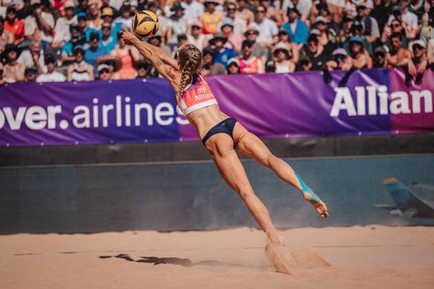Sport Bilder des Tages Beachvolleyball Frauen Allianz German Beach Tour 2026 Tourstop München 12.07.2026 Paula Schürholz springt zum Ball München Zentraler Hochschulsport: Beach- Bayern Deutschland *** Women s Beach Volleyball: Allianz German Beach Tour 2026, Munich Stop, July 12, 2026; Paula Schürholz jumps for the ball; Munich; Central University Sports; Beach; Bavaria; Germany