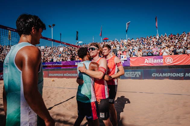 Beachvolleyball Männer Allianz German Beach Tour 2026 Tourstop München 12.07.2026 v.l. Elouan Chouikh-Barbez (Frankreich), Joadel Genevieve-Gardoque (Frankreich), Tim Berger (Österreich) und Timo Hammarberg (Österreich) nach dem Finale München Zentraler Hochschulsport: Beach- Bayern Deutschland *** Men s Beach Volleyball: Allianz German Beach Tour 2026, Munich Stop, July 12, 2026. From left: Elouan Chouikh Barbez (France), Joadel Genevieve Gardoque (France), Tim Berger (Austria), and Timo Hammarberg (Austria) after the final. Munich Central University Sports, Beach Bayern, Germany