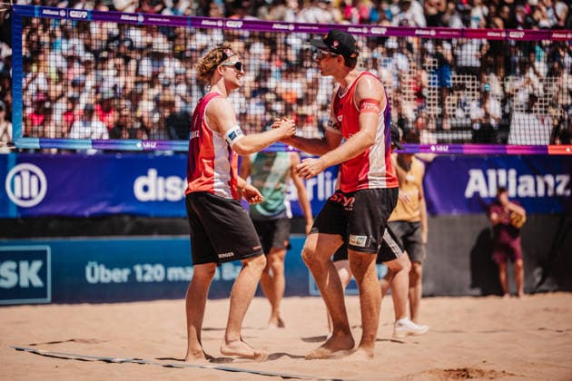 Beachvolleyball Männer Allianz German Beach Tour 2026 Tourstop München 12.07.2026 v.l. Tim Berger (Österreich) und Timo Hammarberg (Österreich) jubeln München Zentraler Hochschulsport: Beach- Bayern Deutschland *** Men s Beach Volleyball: Allianz German Beach Tour 2026, Munich Stop, July 12, 2026. From left: Tim Berger (Austria) and Timo Hammarberg (Austria) celebrate. Munich Central University Sports, Beach, Bavaria, Germany