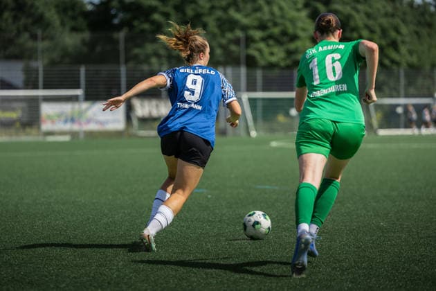 Fußball I Frauen I Freundschaftsspiel I DJK Arminia Ibbenbüren - DSC Arminia Bielefeld I 12.07.2026 Sophia Thiemann (9, DSC Arminia Bielefeld) Frieda Stockmann (16, DJK Arminia Ibbenbüren) Ibbenbüren Sportzentrum Schierloh NRW Deutschland *** Soccer I Women I Friendly Match I DJK Arminia Ibbenbüren vs. DSC Arminia Bielefeld I July 12, 2026 Sophia Thiemann 9, DSC Arminia Bielefeld, Frieda Stockmann 16, DJK Arminia Ibbenbüren, Ibbenbüren Sports Center Schierloh, North Rhine-Westphalia, Germany Copyright: xLobeca CedricxSiefkerx