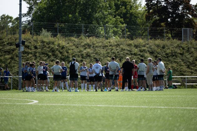 Fußball I Frauen I Freundschaftsspiel I DJK Arminia Ibbenbüren - DSC Arminia Bielefeld I 12.07.2026 Das Team Bielefeld bespricht sich nach dem Spiel Ibbenbüren Sportzentrum Schierloh NRW Deutschland *** Soccer I Women s I Friendly Match I DJK Arminia Ibbenbüren vs. DSC Arminia Bielefeld I July 12, 2026 The Bielefeld team holds a post-game discussion at the Ibbenbüren Sports Center in Schierloh, North Rhine-Westphalia, Germany Copyright: xLobeca CedricxSiefkerx