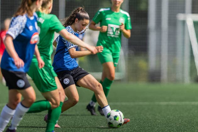 Fußball I Frauen I Freundschaftsspiel I DJK Arminia Ibbenbüren - DSC Arminia Bielefeld I 12.07.2026 Rim Meliani (20, DSC Arminia Bielefeld) im Zweikampf Ibbenbüren Sportzentrum Schierloh NRW Deutschland *** Soccer I Women s I Friendly Match I DJK Arminia Ibbenbüren vs. DSC Arminia Bielefeld I July 12, 2026 Rim Meliani 20, DSC Arminia Bielefeld in a tackle Ibbenbüren Schierloh Sports Center, North Rhine-Westphalia, Germany Copyright: xLobeca CedricxSiefkerx