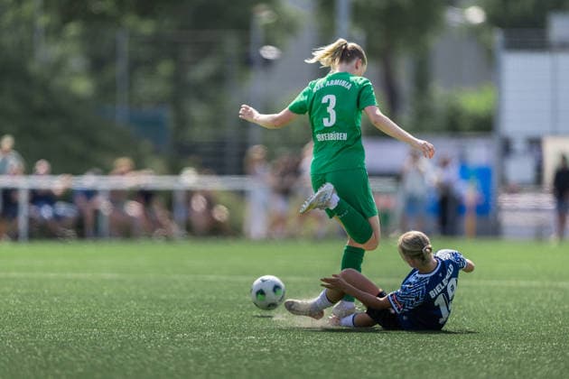 Fußball I Frauen I Freundschaftsspiel I DJK Arminia Ibbenbüren - DSC Arminia Bielefeld I 12.07.2026 Leonie Seeliger (3, DJK Arminia Ibbenbüren) Leonora Ejupi (19, DSC Arminia Bielefeld) Ibbenbüren Sportzentrum Schierloh NRW Deutschland *** Soccer I Women I Friendly Match I DJK Arminia Ibbenbüren vs. DSC Arminia Bielefeld I July 12, 2026 Leonie Seeliger 3, DJK Arminia Ibbenbüren Leonora Ejupi 19, DSC Arminia Bielefeld Ibbenbüren Schierloh Sports Center, North Rhine-Westphalia, Germany Copyright: xLobeca CedricxSiefkerx