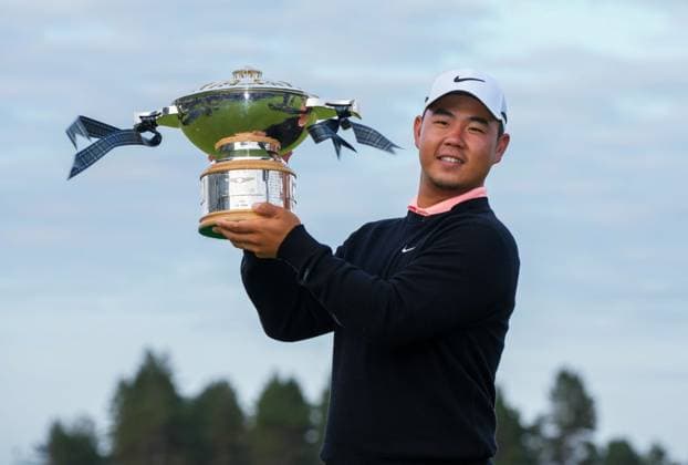 Sport Bilder des Tages Tom Kim of South Korea lifts the Genesis Scottish Open Golf Winner s Quaich. Genesis Scottish Open, Golf, The Renaissance Club, North Berwick, Scotland, UK - 12 Jul 2026North Berwick The Renaissance Club Scotland United Kingdom  Copyright: xShutterstockx 16984083da
