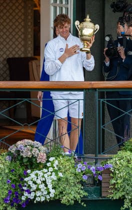 Tennis - Wimbledon Championship 2026 - Day 14 LONDON, ENGLAND - Sunday, July 12, 2026: Jannik Sinner (ITA) celebrates with the trophy on the balcony of the clubhouse after winning the Gentlemen s Singles Final match on Day Fourteen of The Championships Wimbledon 2026 at the All England Lawn Tennis and Croquet Club. (Photo by Kirsten Holst Propaganda) LONDON All England Lawn Tennis and Croq GREATER LONDON ENGLAND  Copyright: xKirstenxHolstx 2026-07-12-100-Wimbledon_Day_14