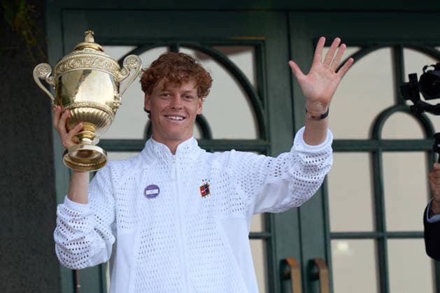 2026 Wimbledon, July 12, Mens Final LONDON, - JULY 12: Jannik Sinner of Italy shows the fans the trophy from the clubhouse balcony after winning against Alexander Zverev of Germany during the 2026 Wimbledon, July 12, Mens Final at The all England club, Wimbledon on July 12, 2026 in London, GBR. London The all England club, Wimbledon GBR Copyright: xPeterxvanxdenxBerg ISIxPhotosx 9500