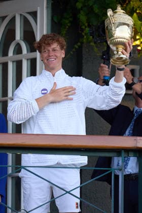 2026 Wimbledon, July 12, Mens Final LONDON, - JULY 12: Jannik Sinner of Italy shows the fans the trophy from the clubhouse balcony after winning against Alexander Zverev of Germany during the 2026 Wimbledon, July 12, Mens Final at The all England club, Wimbledon on July 12, 2026 in London, GBR. London The all England club, Wimbledon GBR Copyright: xPeterxvanxdenxBerg ISIxPhotosx 9500