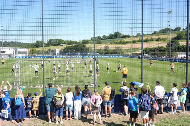 12.07.2026, Trainingsgelände, Zuzenhausen, TSG Hoffenheim Trainingsauftakt 2026 , im Bild Die Hoffenheimer Mannschaft macht sich vor den Fans warm. (Photo by Hasan Bratic DeFodi Images) - *** July 12, 2026, Training Ground, Zuzenhausen, TSG Hoffenheim Kicks Off 2026 Training Season; Pictured: The Hoffenheim team warms up in front of the fans. Photo by Hasan Bratic, DeFodi Images