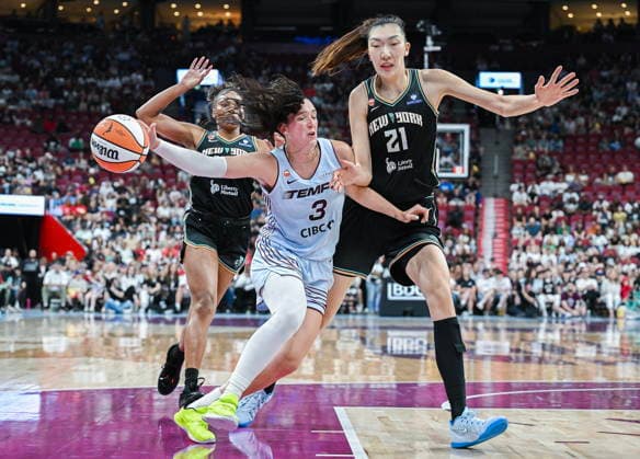 July 12, 2026, Montreal, Pq, Canada: New York Liberty s Han Xu (21) defends against Toronto Tempo s Marina Mabrey (3) as she drives to the basket during first half WNBA, Basketball Damen, USA basketball action in Montreal, on Sunday, July 12, 2026. Canada News - July 12, 2026  - ZUMAc35_ 20260712_zaf_c35_025 Copyright: xGrahamxHughesx