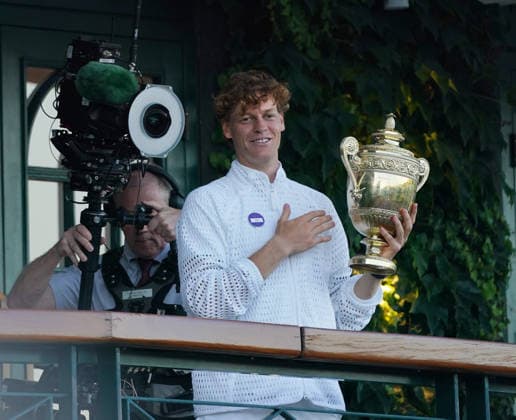 Tennis - 2026 Wimbledon Championships - Day Eleven (Week Two) - All England Lawn Tennis & Croquet Club, London - Sunday 12th July 2026 Centre Court - Mens singles Final Jannik Sinner (ITA) v Alexander Zverev (GER) Jannik Sinner (ITA) shows off the trophy to the crowd outside on the Balcony COLORSPORT ANDREW COWIE 