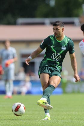 11.07.2026, xtgx, Fussball Testspiel, FSV Schöningen - VfL Wolfsburg emspor, v.l. Konstantinos Koulierakis (Wolfsburg, 4) Freisteller, Einzelbild, Ganzkoerper, single frame (DFL DFB REGULATIONS PROHIBIT ANY USE OF PHOTOGRAPHS as IMAGE SEQUENCES and or QUASI-VIDEO) Schöningen *** July 11, 2026, xtgx, soccer exhibition match, FSV Schöningen vs. VfL Wolfsburg, from left: Konstantinos Koulierakis (Wolfsburg), 4 free kicks, single frame, full body, single frame. DFL and DFB regulations prohibit any use of photographs as image sequences and or quasi-video. Schöningen