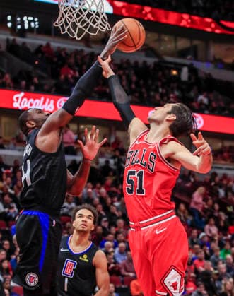 USA BASKETBALL NBA, Basketball Herren, USA Los Angeles Clippers at Chicago Bulls epa08072445 Los Angeles Clippers guard Terance Mann (L) pushes a rebound away from Chicago Bulls guard Ryan Arcidiacono (R) during the NBA basketball game between the Los Angeles Clippers and the Chicago Bulls at the United Center in Chicago, Illinois, USA, 14 December 2019. CHICAGO United States  Copyright: xTANNENxMAURYx