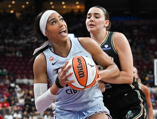 July 12, 2026, Montreal, Pq, Canada: New York Liberty s Pauline Astier, right, defends against Toronto Tempo s Isabelle Harrison (21) during first half WNBA, Basketball Damen, USA basketball action in Montreal, on Sunday, July 12, 2026. Canada News - July 12, 2026  - ZUMAc35_ 20260712_zaf_c35_036 Copyright: xGrahamxHughesx