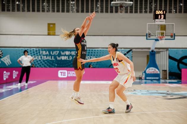 RECORD DATE NOT STATED Eine Spielerin Deutschlands springt zum Wurfversuch hoch, während Hanyun Sun ( 12; China) in Defensivstellung dagegenhält. Die Szene findet in der Starez Arena Vodova in Brno beim FIBA U17, U 17 Women s Basketball World Cup 2024 statt. Hanyun Sun ( 12; China) verteidigt gegen Deutschland beim FIBA U17 Women s World Cup *** A German player jumps up to attempt a shot, while Hanyun Sun (No. 12, China) stands in a defensive stance to block her. The scene takes place at the Starez Arena Vodova in Brno during the 2024 FIBA U17 Women’s Basketball World Cup. Hanyun Sun (No. 12, China) defends against Germany at the FIBA U17 Women’s World Cup. Copyright: xJoelxKruehlerx