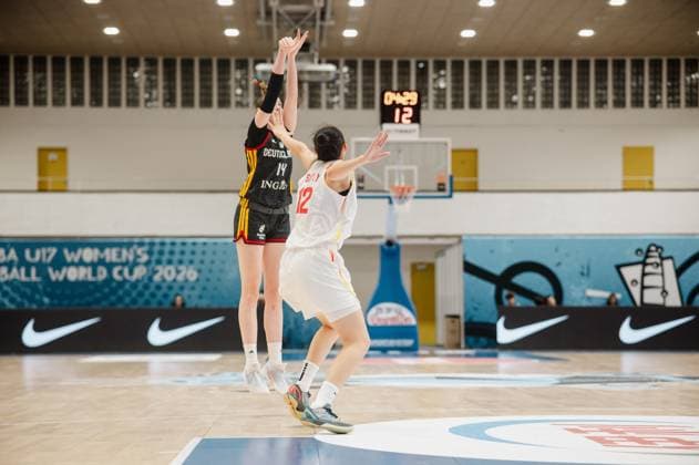 RECORD DATE NOT STATED Frederike Askamp ( 14; Deutschland) zieht zum Sprungwurf hoch, während Hanyun Sun ( 12; China) den Abschluss zu blocken versucht. Die Szene findet in der Starez Arena Vodova in Brno beim FIBA U17, U 17 Women s Basketball World Cup statt. Frederike Askamp ( 14; Deutschland) beim Wurf gegen Hanyun Sun ( 12; China) *** Frederike Askamp (14) of Germany jumps for a shot while Hanyun Sun (12) of China tries to block it. The scene takes place at the Starez Arena Vodova in Brno during the FIBA U17 Women’s Basketball World Cup. Frederike Askamp (14) of Germany shoots against Hanyun Sun (12) of China. Copyright: xJoelxKruehlerx
