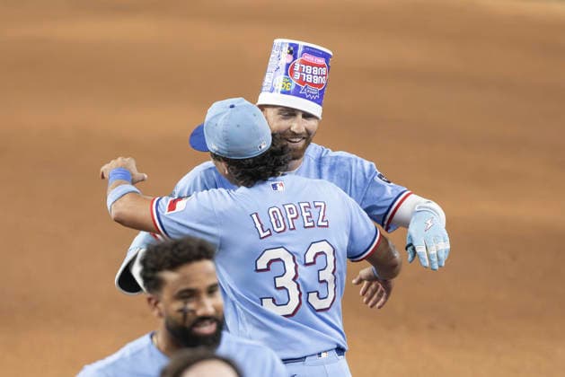 July 12, 2026, Arlington, Texas, USA: Texas Rangers right fielder BRANDON NIMMO (24) and teammates react to his walk-off single during a MLB, Baseball Herren, USA game between the Houston Astros and Texas Rangers at Globe Life Field. Rangers win 6-5. MLB 2026: Rangers 6:5 Astros  - ZUMAf180 20260712_zsp_f180_032 Copyright: xMarkxFannx