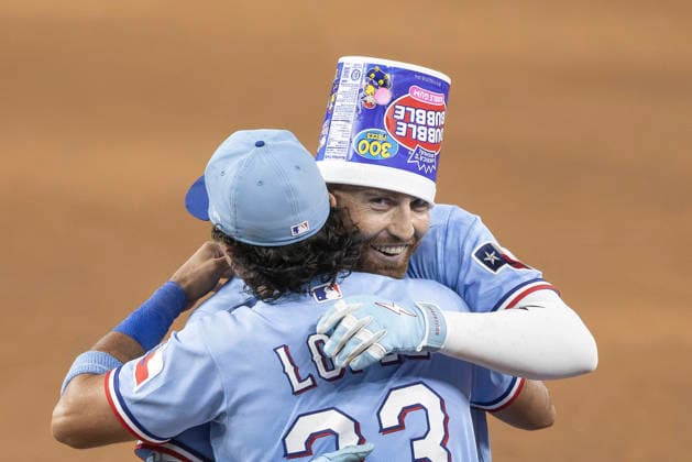 July 12, 2026, Arlington, Texas, USA: Texas Rangers right fielder BRANDON NIMMO (24) and teammates react to his walk-off single during a MLB, Baseball Herren, USA game between the Houston Astros and Texas Rangers at Globe Life Field. Rangers win 6-5. MLB 2026: Rangers 6:5 Astros  - ZUMAf180 20260712_zsp_f180_023 Copyright: xMarkxFannx