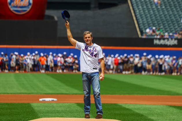 MLB, Baseball Herren, USA Boston Red Sox Vs. New York Mets Actor Chris Pine is introduced before throwing out the ceremonial first pitch at the baseball game between the Boston Red Sox and New York Mets at Citi Field in Corona, New York, on July 12, 2026. Corona New York United States  Copyright: xGordonxDonovanx originalFilename:donovan-mlbbosto260712_np4sS.jpg