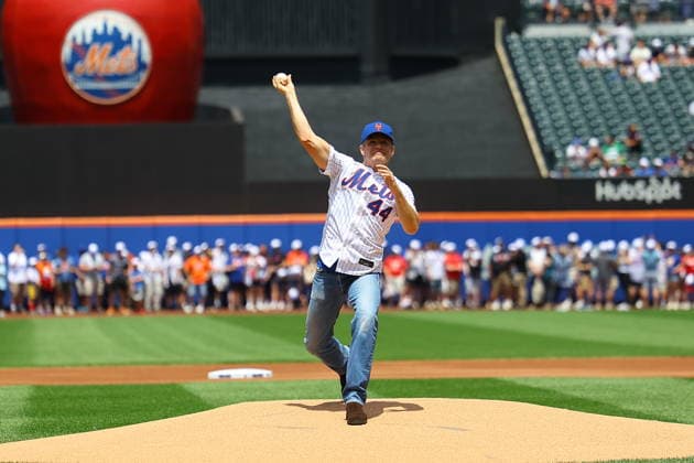 MLB, Baseball Herren, USA Boston Red Sox Vs. New York Mets Actor Chris Pine is introduced before throwing out the ceremonial first pitch at the baseball game between the Boston Red Sox and New York Mets at Citi Field in Corona, New York, on July 12, 2026. Corona New York United States  Copyright: xGordonxDonovanx originalFilename:donovan-mlbbosto260712_npRvB.jpg