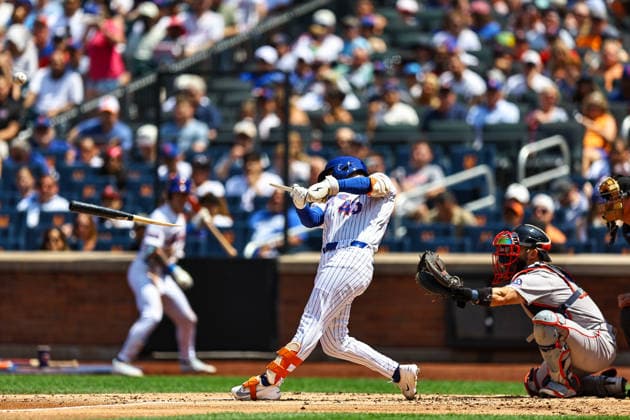 MLB, Baseball Herren, USA Boston Red Sox Vs. New York Mets Zach Short 40 of the New York Mets breaks his bat during the second inning of a baseball game against the Boston Red Sox at Citi Field in Corona, New York, on July 12, 2026. Corona New York United States  Copyright: xGordonxDonovanx originalFilename:donovan-mlbbosto260712_npzo1.jpg