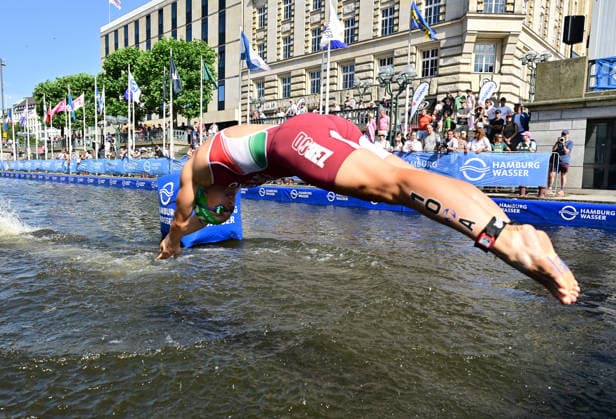 12.07.2026, GER, Triathlon, Hamburg Wasser World Triathlon, Elite Mixed Relay,Hamburg Marta Kropko (HUN) beim Sprung in die Innenalster am Hamburger Rathaus *** July 12, 2026, GER, Triathlon, Hamburg Wasser World Triathlon, Elite Mixed Relay, Hamburg: Marta Kropko (HUN) diving into the Inner Alster near Hamburg City Hall nordphotoxGmbH xWitke nph00002