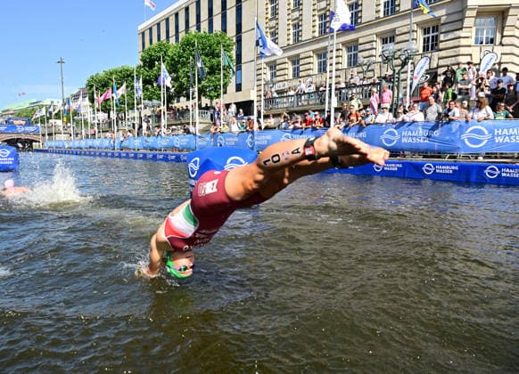 12.07.2026, GER, Triathlon, Hamburg Wasser World Triathlon, Elite Mixed Relay,Hamburg Marta Kropko (HUN) beim Sprung in die Innenalster am Hamburger Rathaus *** July 12, 2026, GER, Triathlon, Hamburg Wasser World Triathlon, Elite Mixed Relay, Hamburg: Marta Kropko (HUN) diving into the Inner Alster near Hamburg City Hall nordphotoxGmbH xWitke nph00002