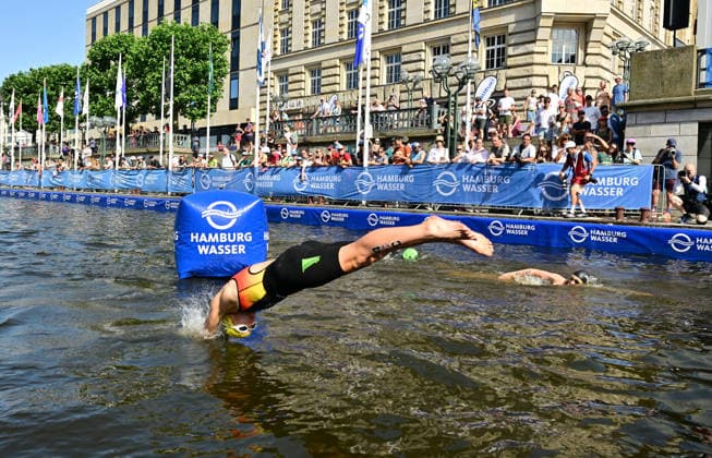 12.07.2026, GER, Triathlon, Hamburg Wasser World Triathlon, Elite Mixed Relay,Hamburg Feature Triathlet beim Sprung in die Innenalster am Hamburger Rathaus *** July 12, 2026, GER, Triathlon, Hamburg Wasser World Triathlon, Elite Mixed Relay, Hamburg: A triathlete jumps into the Inner Alster near Hamburg City Hall nordphotoxGmbH xWitke nph00002