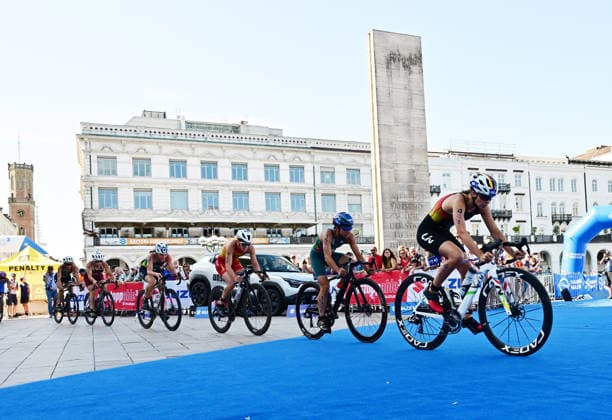 12.07.2026, GER, Triathlon, Hamburg Wasser World Triathlon, Elite Mixed Relay,Hamburg Team Deutschland Lisa Tertsch (GER) auf dem Fahrrad auf dem Rathausmarkt *** July 12, 2026, GER, Triathlon, Hamburg Wasser World Triathlon, Elite Mixed Relay, Hamburg Team Germany s Lisa Tertsch (GER) on her bike at Rathausmarkt nordphotoxGmbH xWitke nph00002