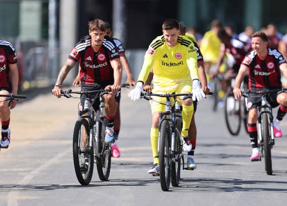 13.07.2026, Fussball Training, Eintracht Frankfurt, v.l., Robin Koch (Eintracht Frankfurt), Torwart Michael Zetterer (Eintracht Frankfurt) DFL DFB REGULATIONS PROHIBIT ANY USE OF PHOTOGRAPHS AS IMAGE SEQUENCES AND OR QUASI-VIDEO. xdcx *** July 13, 2026, Soccer Practice, Eintracht Frankfurt, from left: Robin Koch (Eintracht Frankfurt), Goalie Michael Zetterer (Eintracht Frankfurt). DFL and DFB regulations prohibit any use of photographs as image sequences and or quasi-video. xdcx Copyright: HMBxMedia Claus