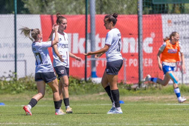 Ingolstadt, Deutschland 12. Juli 2026: Testspiel - Frauen - 2026 2027 - FC Ingolstadt 04 gegen TSG Hoffenheim II Im Bild: 3. v.li. Torschützin Samantha Stiglmair (FCI) jubelt nach ihrem Tor zum 1:0 mit ihren Teamkolleginnen. Sportanlage Hundszell Bayern *** Ingolstadt, Germany, July 12, 2026 Women’s Friendly Match 2026–2027 FC Ingolstadt 04 vs. TSG Hoffenheim II Pictured, third from the left: Goal scorer Samantha Stiglmair of FCI celebrates with her teammates after scoring the 1–0 goal at the Hund Sports Complexszell, Bavaria Copyright: xFotostandx xSchäferx