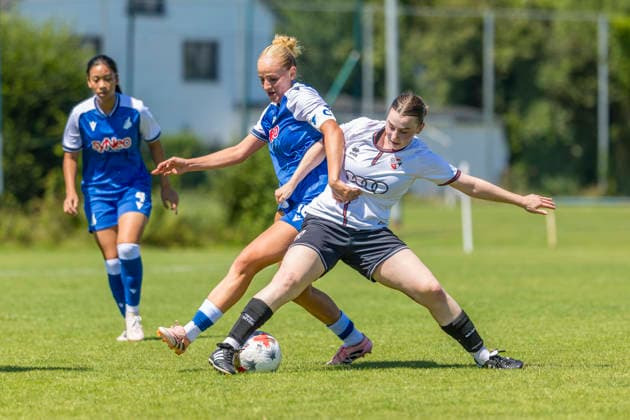 Ingolstadt, Deutschland 12. Juli 2026: Testspiel - Frauen - 2026 2027 - FC Ingolstadt 04 gegen TSG Hoffenheim II Im Bild: v. li. im Zweikampf Jule Krips (TSG) und Katharina Bauer (FCI) Sportanlage Hundszell Bayern *** Ingolstadt, Germany, July 12, 2026 Women s Friendly Match 2026–2027: FC Ingolstadt 04 vs. TSG Hoffenheim II. Pictured, from left, in a tackle: Jule Krips (TSG) and Katharina Bauer (FCI). Hundszell Sports Complex, Bavaria Copyright: xFotostandx xSchäferx