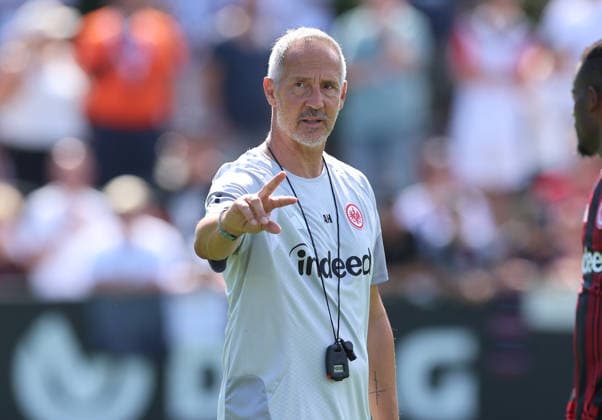 13.07.2026, Fussball Training, Eintracht Frankfurt, v.l., Trainer Adi Hütter (Eintracht Frankfurt) gibt Anweisungen, gestikuliert, mit den Armen gestikulieren, gives instructions, gesticulate DFL DFB REGULATIONS PROHIBIT ANY USE OF PHOTOGRAPHS AS IMAGE SEQUENCES AND OR QUASI-VIDEO. xdcx *** July 13, 2026, Soccer Practice, Eintracht Frankfurt, from left, Coach Adi Hütter of Eintracht Frankfurt gives instructions, gesticulates, waves his arms, gives instructions, gesticulates. DFL and DFB regulations prohibit any use of photographs as image sequences and or quasi-video. xdcx Copyright: HMBxMedia Claus