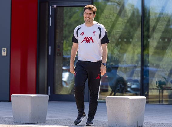 Football - Liverpool s new head coach Andoni Iraola KIRKBY, ENGLAND - Thursday, May 14, 2026: Liverpool s head coach Andoni Iraola poses for an official photocall ahead of his first press conference, PK, Pressekonferenz at the AXA Training Centre. (Photo by David Rawcliffe Propaganda) KIRKBY AXA Training Centre MERSEYSIDE ENGLAND  Copyright: xDavidxRawcliffex P2026-07-13-Liverpool_Andoni_Iraola-4