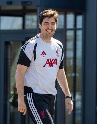 Football - Liverpool s new head coach Andoni Iraola KIRKBY, ENGLAND - Thursday, May 14, 2026: Liverpool s head coach Andoni Iraola poses for an official photocall ahead of his first press conference, PK, Pressekonferenz at the AXA Training Centre. (Photo by David Rawcliffe Propaganda) KIRKBY AXA Training Centre MERSEYSIDE ENGLAND  Copyright: xDavidxRawcliffex P2026-07-13-Liverpool_Andoni_Iraola-5