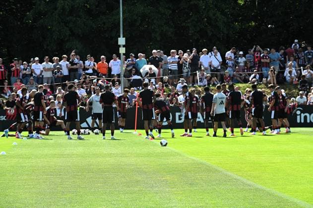 13.07.2026 xhpx Frankfurt am Main, Deutsche Bank Park Bundesliga Saison 2025 2026 Eintracht Frankfurt Training Die Mannschaft präsentiert sich vor den Zuschauern Fans DFL DFB REGULATIONS PROHIBIT ANY USE OF PHOTOGRAPHS AS IMAGE SEQUENCES AND OR QUASI-VIDEO. *** July 13, 2026 xhpx Frankfurt am Main, Deutsche Bank Park, Bundesliga Season 2025–2026, Eintracht Frankfurt Training: The team presents itself to the spectators and fans. DFL and DFB regulations prohibit any use of photographs as image sequences and or quasi-video.