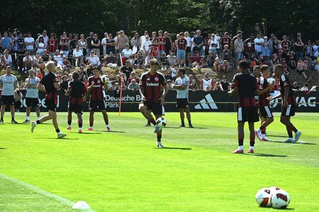 13.07.2026 xhpx Frankfurt am Main, Deutsche Bank Park Bundesliga Saison 2025 2026 Eintracht Frankfurt Training Die Mannschaft präsentiert sich vor den Zuschauern Fans u.a. Robin Koch (4, Eintracht Frankfurt) DFL DFB REGULATIONS PROHIBIT ANY USE OF PHOTOGRAPHS AS IMAGE SEQUENCES AND OR QUASI-VIDEO. *** July 13, 2026, Frankfurt am Main, Deutsche Bank Park, Bundesliga Season 2025–2026, Eintracht Frankfurt Training: The team presents itself to the spectators and fans, including Robin Koch 4, Eintracht Frankfurt: DFL and DFB regulations prohibit any use of photographs as image sequences and or quasi-video