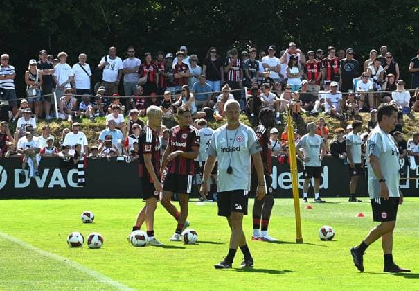 13.07.2026 xhpx Frankfurt am Main, Deutsche Bank Park Bundesliga Saison 2025 2026 Eintracht Frankfurt Training Grosse Zuschauer Fan Kulisse davor Cheftrainer Adi Hütter Eintracht Frankfurt DFL DFB REGULATIONS PROHIBIT ANY USE OF PHOTOGRAPHS AS IMAGE SEQUENCES AND OR QUASI-VIDEO. *** July 13, 2026 xhpx Frankfurt am Main, Deutsche Bank Park, Bundesliga Season 2025–2026, Eintracht Frankfurt training, large crowd of fans in the background, head coach Adi Hütter, Eintracht Frankfurt, DFL, DFB. REGULATIONS PROHIBIT ANY USE OF PHOTOGRAPHS AS IMAGE SEQUENCES AND OR QUASI-VIDEO