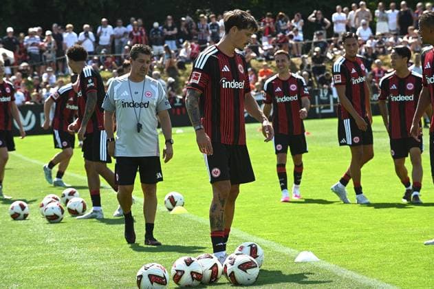 13.07.2026 xhpx Frankfurt am Main, Deutsche Bank Park Bundesliga Saison 2025 2026 Eintracht Frankfurt Training Co-Trainer Christian Peintinger (Eintracht Frankfurt) und Robin Koch (4, Eintracht Frankfurt) DFL DFB REGULATIONS PROHIBIT ANY USE OF PHOTOGRAPHS AS IMAGE SEQUENCES AND OR QUASI-VIDEO. *** July 13, 2026 xhpx Frankfurt am Main, Deutsche Bank Park Bundesliga Season 2025–2026 Eintracht Frankfurt Training Assistant Coach Christian Peintinger Eintracht Frankfurt and Robin Koch 4, Eintracht Frankfurt: DFL and DFB regulations prohibit any use of photographs as image sequences and or quasi-video