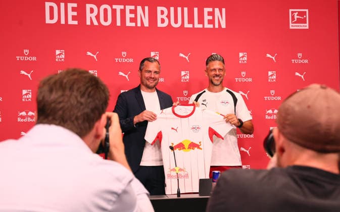RB Leipzig Ð Pressekonferenz Bundesliga Leipzig, 13.07.2026, Red Bull Akademie, Fussball, 1.Bundesliga, RB Leipzig , Pressekonferenz , Vorstellung des neuen Trainers Chefcoaches Martin Demichelis , Im Bild: Marcel Schäfer (RB Geschäftsführer , Trainer Martin Demichelis , Nur zur redaktionellen Nutzung. Only editorial use. , *** RB Leipzig – Bundesliga Press Conference, Leipzig, July 13, 2026, Red Bull Academy, Soccer, Bundesliga 1, RB Leipzig, Press Conference, Introduction of the new head coach Martin Demichelis, Pictured: Marcel Schäfer, RB Managing Director of Sports, Coach Martin Demichelis, For editorial use only, Picture Point