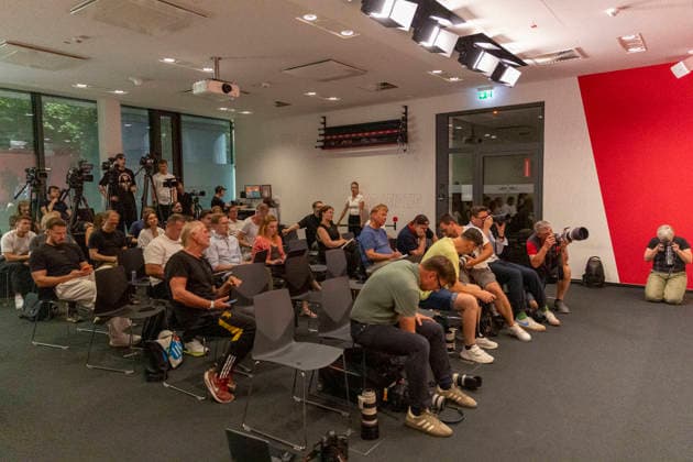 GER, Leipzig, Fussball, Pressekonferenz, offizielle Vorstellung des neuen Cheftrainers Martin Demichelis bei RB Leipzig im Bild v.l.: voller Saal bei der Pressekonferenz, grosses Medieninteresse an Martin Demichelis (Cheftrainer RB Leipzig), 13.07.2026, RB Leipzig Trainingsakademie Cottaweg Leipzig DFL DFB REGULATIONS PROHIBIT ANY USE OF PHOTOGRAPHS AS IMAGE SEQUENCES AND OR QUASI-VIDEO, *** GER, Leipzig, Soccer, Press Conference, Official Introduction of New Head Coach Martin Demichelis at RB Leipzig; pictured from left: a packed room at the press conference, significant media interest in Martin Demichelis, Head Coach of RB Leipzig, July 13, 2026, RB Leipzig Training Academy, Cottaweg, Leipzig; DFL and DFB regulations prohibit any use of photographs as image sequences and or quasi-video, Copyright: HMBxMedia PaulxFritz